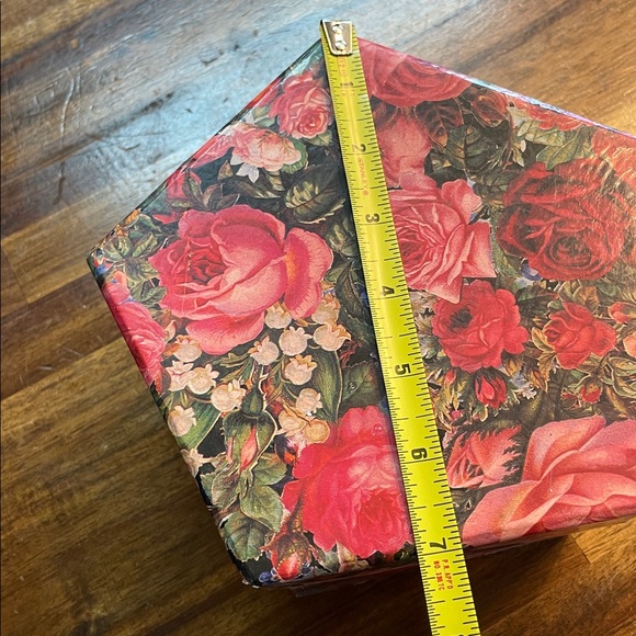 Vintage 3 Tier Roses Box - Picture 6 of 8